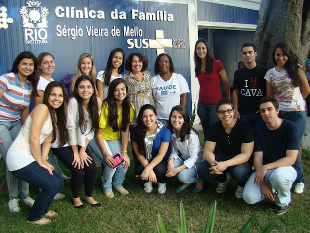 A turma em frente a entrada da clínica.