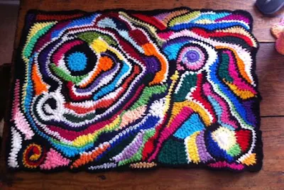 "Free Form" (forma livre), é a expressão em inglês e, geralmente, a maioria dos trabalhos que se vê em Free Form Crochet são feitos com vários motivos de crochet tecidos separadamente, posteriormente unidos de forma livre e arbitrária por meio de diferentes pontos de crochet em várias direções.