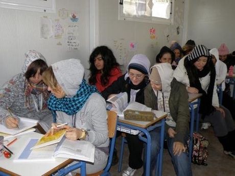 Με μπουφαν και κασκολ κανουν μαθημα τα παιδια στα σχολεια στη Συρο ~ Κίνημα ΔΕΝ ΠΛΗΡΩΝΩ