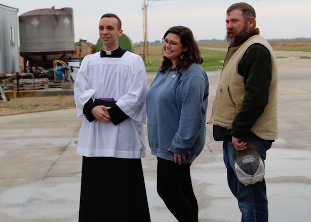 Iglesia usa avioneta para “fumigar” a su comunidad con agua bendita