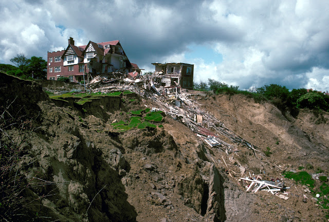 The damaged Holbeck Hall Hotel and landslide. P509030.  BGS copyright NERC