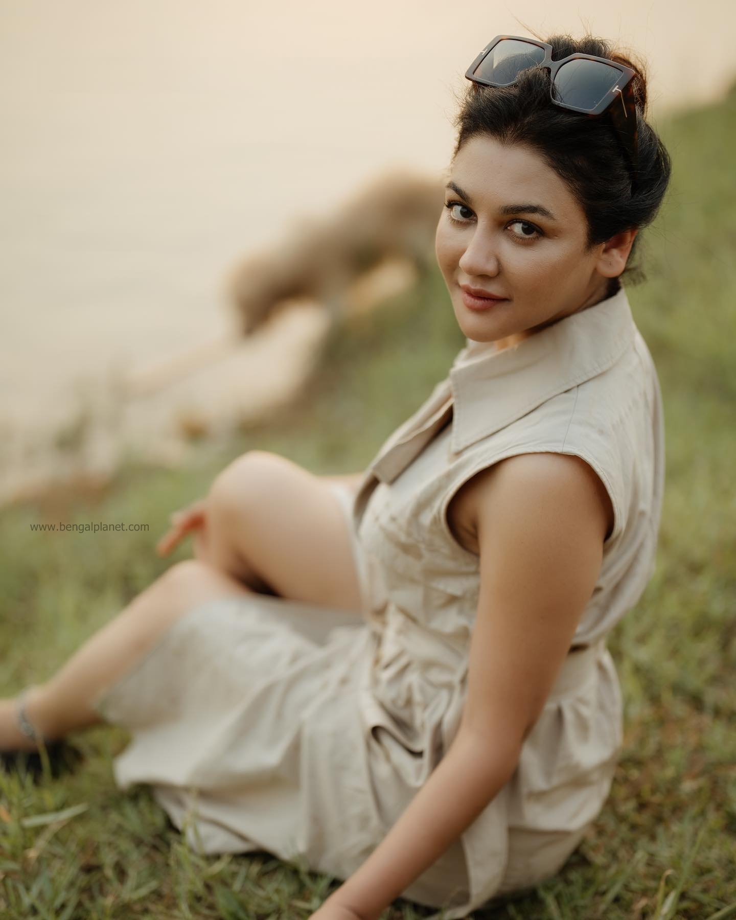Actress-Jaya-Ahsan-stunning-photos-in-a-sleeveless-trench-coat-14-Bengalplanet.com