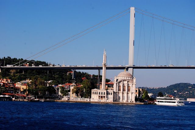 la mosquée Ortaköy fut construite sur la rive dans le style néo-baroque au XIXème siècle. Elle est située quasiment sous le pont du Bosphore que l’on voit en arrière-plan