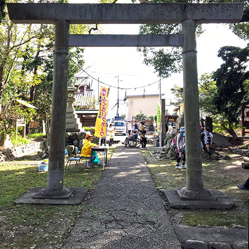 東南海地震でひび割れた参道