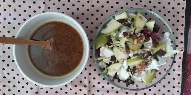 Ensalada verde con manzana, queso de cabra, frutos secos y vinagreta de miel