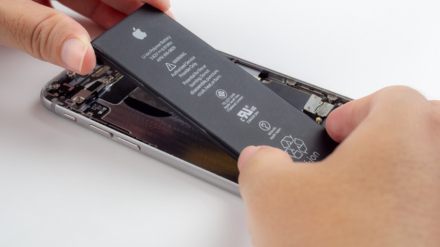 Apple tăng giá thay pin <a href=