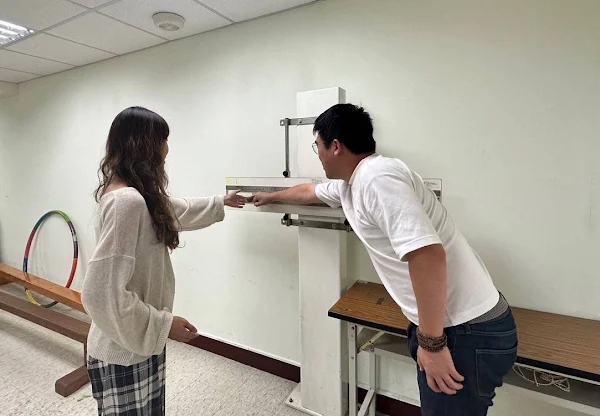 ▲職重資源中心對個案進行簡易身體動作評估後提供建議。（中彰投分署提供）