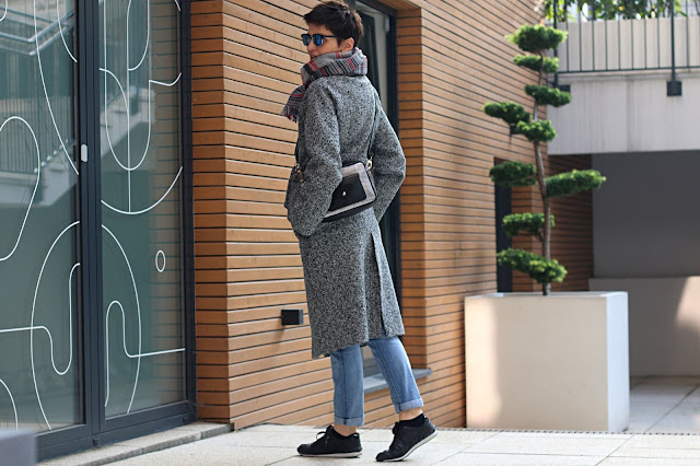 płaszcz, codzienna stylizacja, casual, na jesien, kratka, jak nosić, długi płaszcz, płaszcz z trampkami, bloger style, stylizacje 30+, stylistka poznan, płaszcz wiązany w pasie,