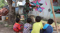 Keakraban Anggota TNI Dengan Anak-anak Di Lokasi TMMD ke 109