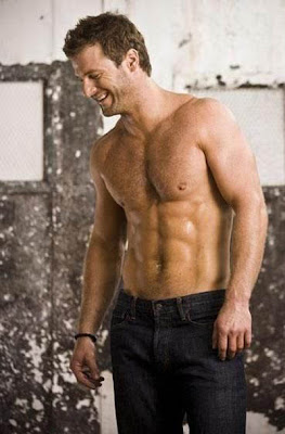 Dave Salmoni posing in jeans