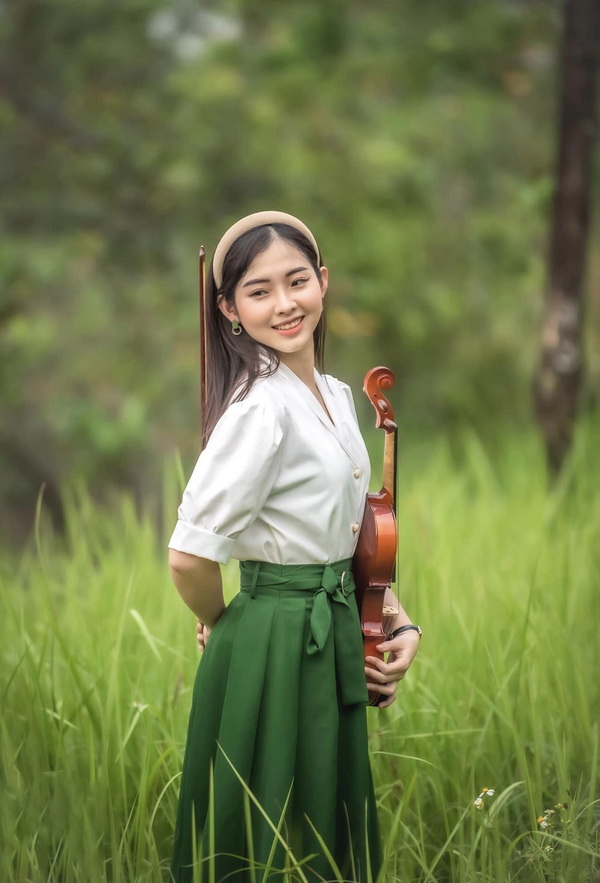 Thiếu nữ áo trắng đàn violin