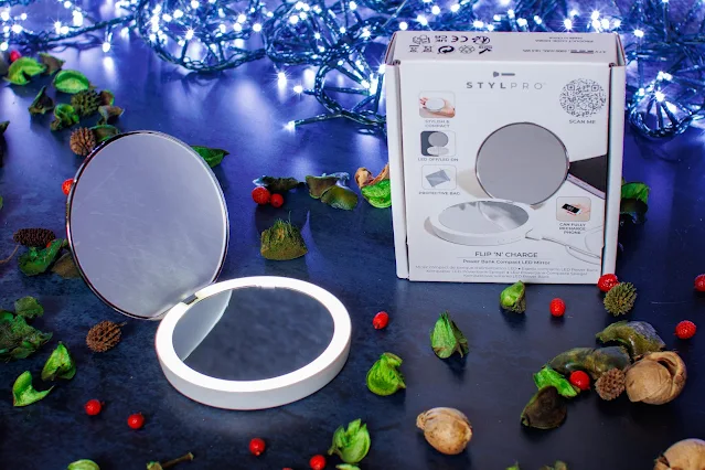 STYLPRO compact mirror with a ring light around the mirror