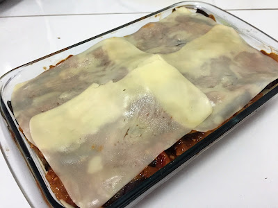 Lasanha de berinjela low carb montada para ir ao forno