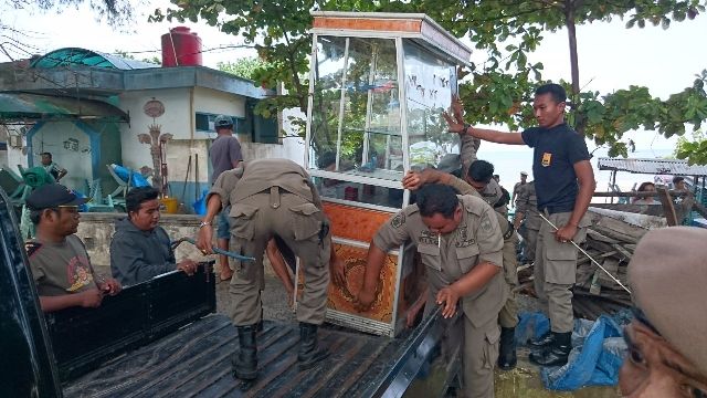 Penertiban 17 unit PKL berlangsung Alot di Pantai Gandoriah Pariaman