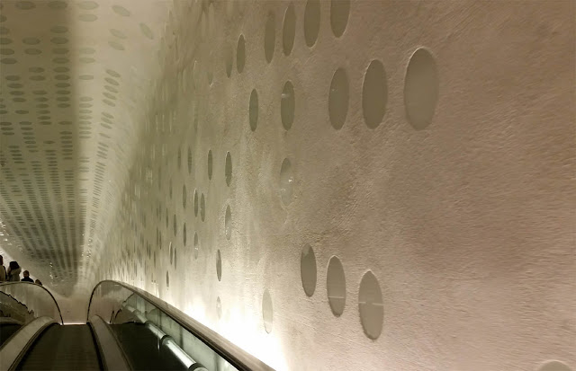 Weisser Tunnel  mit Rolltreppen in der Elbphilharmonie Hamburg