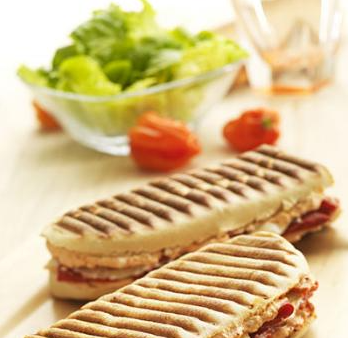 Panini Basque  2 baguettes 240 g de pimientos del piquillos 50 g de fromage Ossau Iraty pur brebis 1 cuillère à soupe de concentré de tomate ou purée de tomates 1.5 cuillère à café de piment d'Espelette  Mélangez le concentré de tomate, le fromage frais, le piment d’Espelette, le sel et le poivre, si besoin ajoutez 1 c.à.c d’huile d’olive.  Découpez le fromage de brebis en lamelles et le pimientos del piquillos.   Coupez les baguettes  Posez les lamelles de fromage de brebis et de pimientos sur les tranches.  Refermez et faites cuire 5 min dans l’appareil.