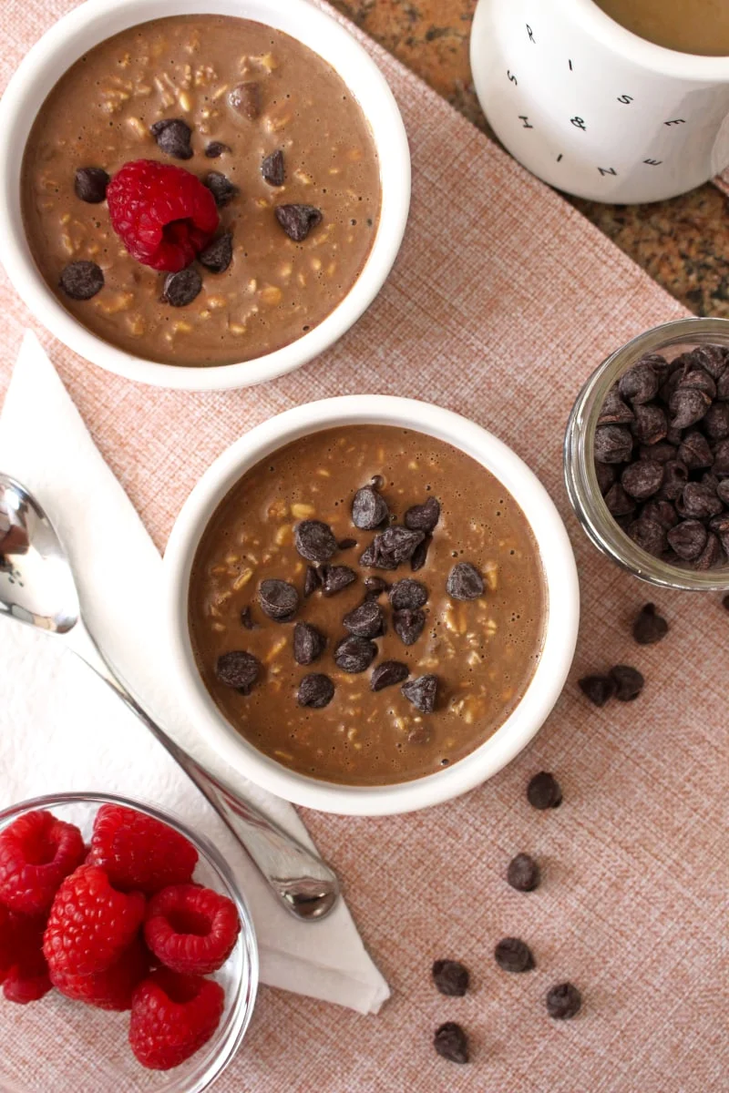 Brownie Batter Overnight Oats are a rich, chocolaty, decadent breakfast that could pass as a dessert! #overnightoats #breakfast #chocolate