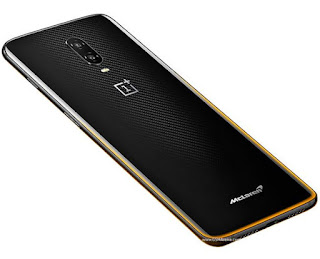 Nama OnePlus mungkin belum familiar ditelinga masyarakat luas. OnePlus sendiri adalah salah satu perusahaan smarphone yang bermarkas di Tiongkok China. Nah dipenghujung tahun ini, perusahaan smartphone OnePlus mencoba menghadirkan ponsel baru yang berbeda dari yang lainnya. Ponsel yang baru resmi di rilis sekitar tanggal 13 Desember kemarin diberi nama OnePlus 6T McLaren. Mengusung konsep super car, OnePlus 6T McLaren hampir dinilai sama dengan Oppo Find X Lamborghini Edition.   OnePlus 6T McLaren Picture : GSM Arena Jika dilihat sekilas, OnePlus 6T McLaren ini memiliki tampilan yang cukup simpel, dibalut dengan pola serat karbon berwarna hitam dibagian belakang, kemudian ditempatkannya logo OnePlus dibawah kamera dilanjut McLaren dibawahnya. Dilengkaoi juga garis melingkar pada sisinya yang berwarna orange. Dengan hadirnya OnePlus 6T McLaren ini disebut sebut ini merupakan bentuk kerjasama baru antara OnePlus dengan McLaren.   OnePlus 6T McLaren Picture : GSM Arena Smarphone OnePlus 6T McLaren edition sendiri hadir dengan membawa RAM yang cukup besar yaitu 10GB, kemudian untuk kapasitas memory internalnya, pihak OnePlus membekali OnePlus 6T McLaren dengan ROM seluas 256GB. OnePlus 6T McLaren edition hadir dengan layar yang cukup luas yaitu 6.41 inci, dengan tipe layar yang digunakan adalah Optic Amoled Capacitive Touchscreen 16 juta warna. OnePlus 6T McLaren edition membawa resolusi layar 1080 x 2340 pixels, 19.5:9 ratio (~402 ppi density) dengan dilengkapi pelindung layar Corning Gorilla Glass 6.  Smarphone OnePlus 6T McLaren berjalan menggunakan OS Android 9.0 atau Android Pie yang kemudian didukung oleh ChipsetQualcomm SDM845 Snapdragon 845 (10 nm). Tak hanya itu saja, CPU yang digunakan pada ponsel ini yaitu Octa-core (4x2.8 GHz Kryo 385 Gold & 4x1.7 GHz Kryo 385 Silver) yang dilengkapi dengan GPU Adreno 630. Berikut spesifikasi lengkapnya di kutip dari GSM Arena.   Sumber : GSM Arena