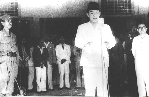  Bung Karno membacakan naskah teks Proklamasi Kemerdekaan Indonesia