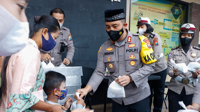 Polres Jombang Berbagi Takjil Kepada Sesama di bulan Romadhan