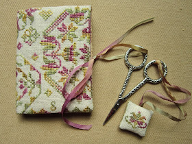 accesorios costura, bordado, punto cruz, broderie, stitching, point croix, cross stitch, funda tijeras, carterita agujas