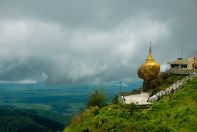 Vista pagoda Kyaiktiyo, roca de oro, Birmania