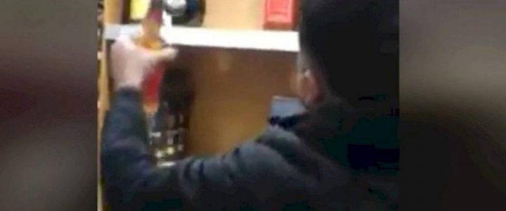 Hombre gana “minuto feliz” en supermercado y se abastece de alcohol