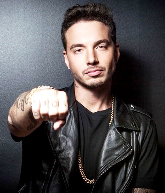 Foto de J Balvin mostrando su tatuaje