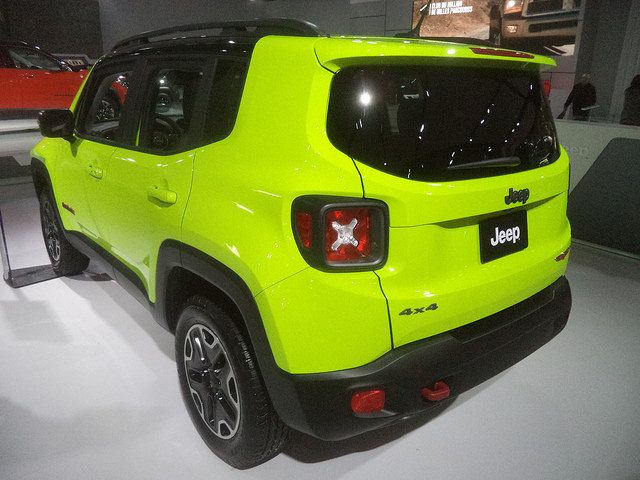 Jeep Renegade Trailhawk ソーラーイエロー リア