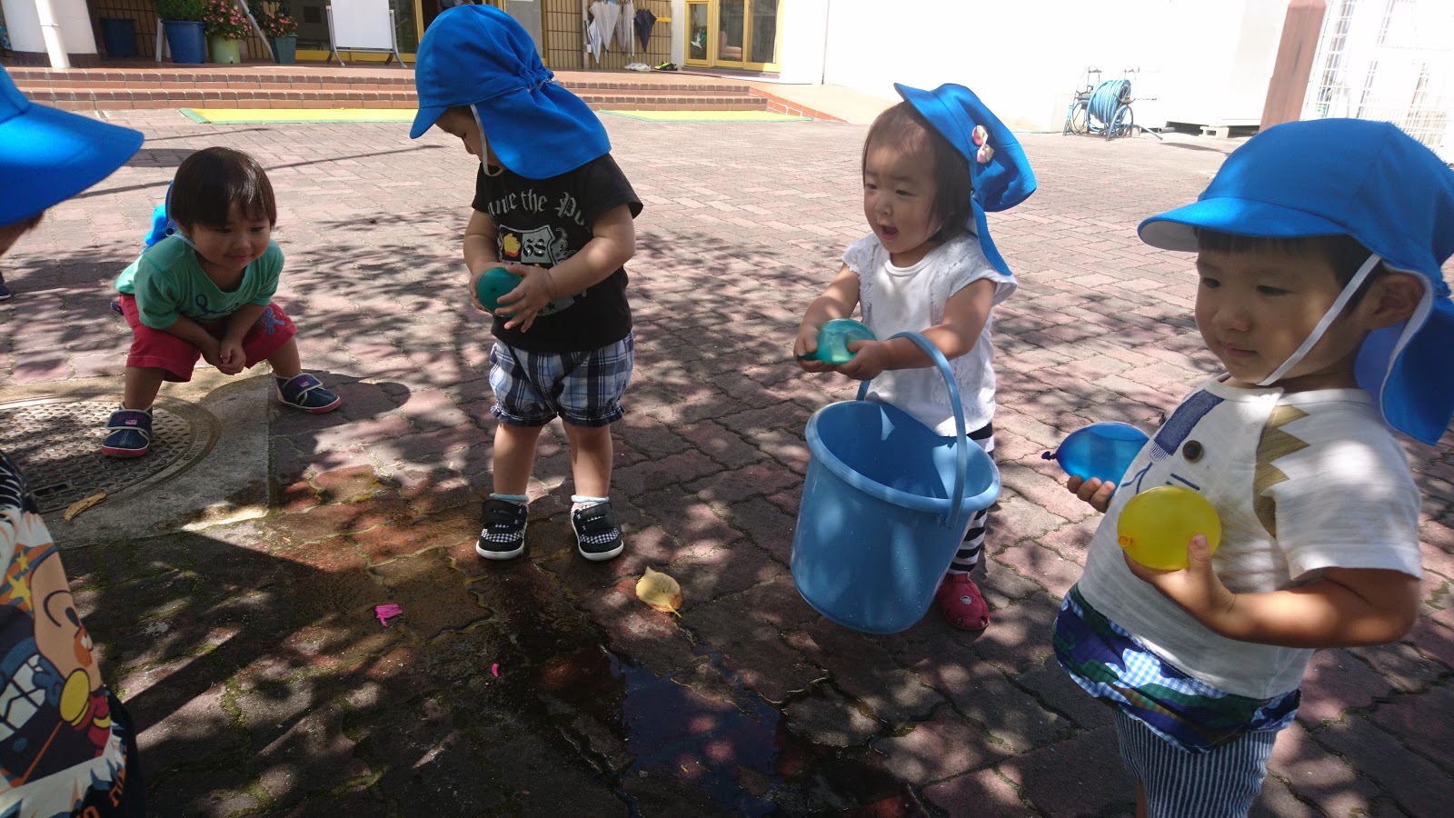 せいか幼稚園blog 1歳児 水風船であそんだよ