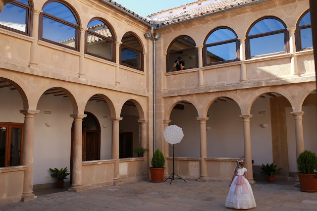 Galerías de claustro de convento con arcos y columnas.