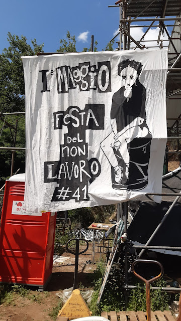 banner gigante della festa del non lavoro