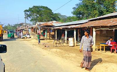 আনোয়ারা–বাঁশখালী–চকরিয়া আঞ্চলিক মহাসড়ক- দুই পাশে হাজারো অবৈধ স্থাপনা by আব্দুল কুদ্দুস ও এস এম হানিফ