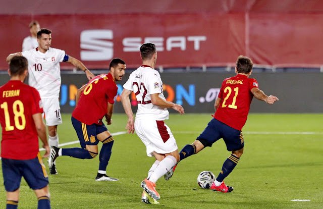 Oyarzabal recibe el balón de Mikel Merino y se dispone a marcar. Shaka, Fabian Schär y Ferran Torres observan la jugada. SELECCIÓN DE ESPAÑA 1 SELECCIÓN DE SUIZA 0. 10/10/2020. Liga A de Naciones de la UEFA, fase de clasificación, Grupo 4, jornada 3. Valdebebas, Madrid, estadio Alfredo Di Stéfano.