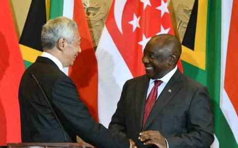 South African President, Cyril Ramaphosa announced in a press brief that Ukrainian President, Volodymyr Zelensky his Russian counterpart, Vladmir Putin have agreed to receive African Mission for a peace talks.  The Prime Minister of Singapore, Lee Hsien Loong, was also standing with him when he broke news at the press brief at Cape Town.  According to Ramaphosa, He discussed the matter on a phone call with both the Presidents of Russia and Ukraine upon which they have shown willingness to accept African mission in order to bring the conflict to an end. The African Mission will include Egypt, Republic of Congo, Senegal, South Africa, Uganda and Zambia. However, the mission succeeds or not is depends upon the subsequent dialogue between the parties, said the South African President. Furthermore, United Nations Secretary General, United States and United Kingdom were also briefed about the matter.  The African countries are badly disturbed by the price hikes particularly of grain and by the impact of World Trade in the wake of Ukraine war.  A day earlier, Ramaphosa was also quoted by the media saying that South Africa has been under acute pressure to take a side in the conflict, especially after the allegation levelled by American Ambassador for transporting weapons to Russia through the ship name Lad R, back in December.