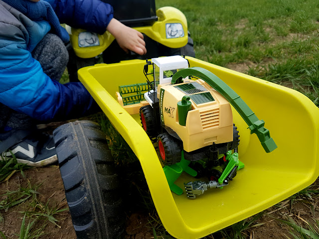 dzieciństwo wczoraj i dziś - Mini Farma - Kupzabawke.pl - Artyk - kombajn - traktor dla dziecka - zestaw małego rolnika -maszyny rolnicze - zabawki dla dzieci - zabawki dla chłopca - dzieciństwo na wsi - zabawa w gospodarstwo