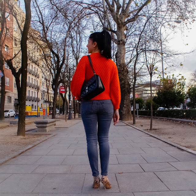 LOOK INVIERNO, Jersey naranja, vaqueros skinny, zapatos serpiente