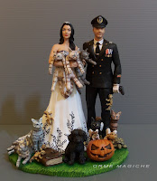statuina coppia di sposi per torta matrimonio con  gatti cani gechi iguana topolino tartarughe e sposo in uniforme orme magiche
