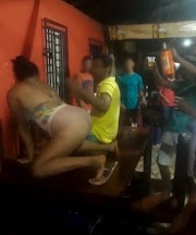 Mulher que dançou em cima da mesa em bar no Lago dos Rodrigues não estava pelada