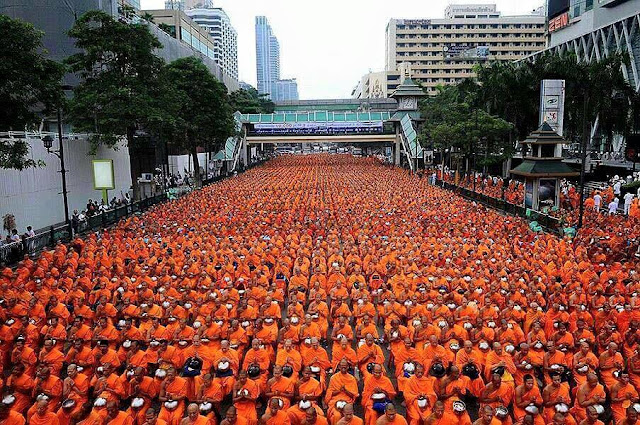 monges oram pelos mortos em Bangkok