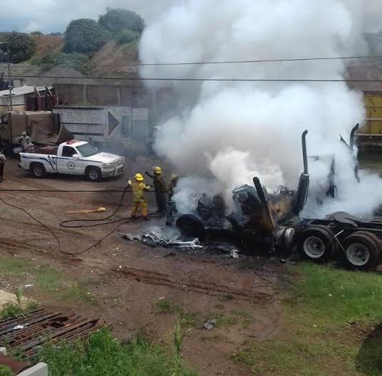 Se quemaron dos vehículos  más en un depósito de grúas