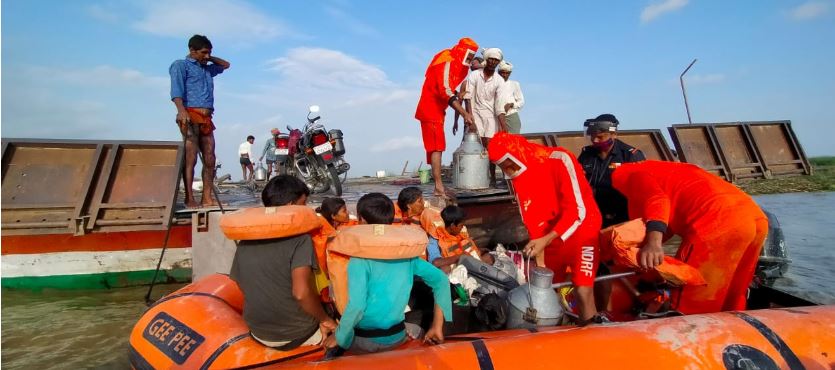 कुशीनगर/ देवदूत बनकर नदी के उफनाती लहरों के बीच में फँसे ग्रामीणों को एनडीआरएफ ने बचाया