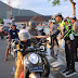 Sat Lantas Polres KSB Bagikan Takjil dan Doorprize Bagi Pengguna Jalan