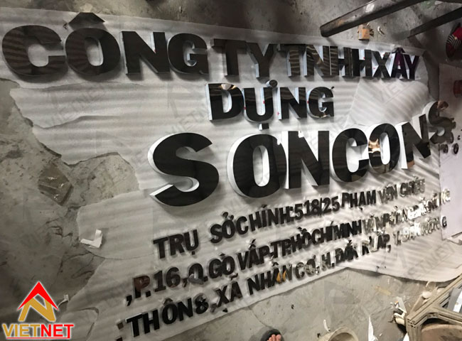 Gia công chữ nổi inox trắng