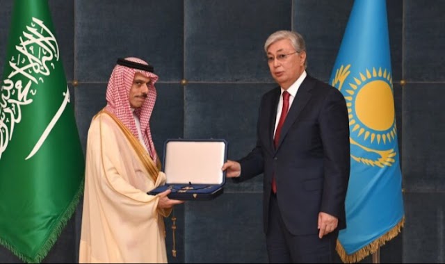 رئيس كازاخستان يمنح  ملك السعودية أعلى وسام في البلاد