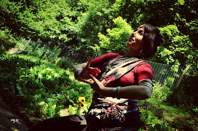 DANZA E POESIA  SULLA VIA SACRA Performance "TERRA MATER" e  "EX VITE VITA"  Danza e Poesia Mitologica  Marialuisa Sales e Neriene  DOMENICA 22 GIUGNO E DOMENICA 28 SETTEMBRE 2014  CON IL PATROCINIO DI:  Provincia di Roma; Parco dei Castelli Romani; Comuni di Albano, Ariccia, Frascati e Rocca di Papa  Nei due momenti cosmici del solstizio d'estate e dell'equinozio d'autunno 2014, sul basolato romano dell'antica Via Sacra che ascende al Tempio di Iuppiter Latiaris, il Mercato Contadino dei Castelli Romani ha accolto una performance di Danza Classica dell'India e Poesia su temi classici per la fertilità della Madre Terra e il buon andamento del raccolto. Le performance hanno previsto, rispettivamente,  la lettura delle poesie mitologiche di Neriene - "Quell'Antico Tempio sulla Via Sacra" “Dioniso degli Alti Clamori" e "Tre Spighe di Grano" - alternata alle danze invocatorie al dio Ganesh-Giano, allo Shiva-Dioniso e alla dea tantrica Matangi, signora delle Foreste.  Recensione su "Nemora - Questi Sacri Boschi"   Foto: Maria Giuseppina Barbieri [MjB]