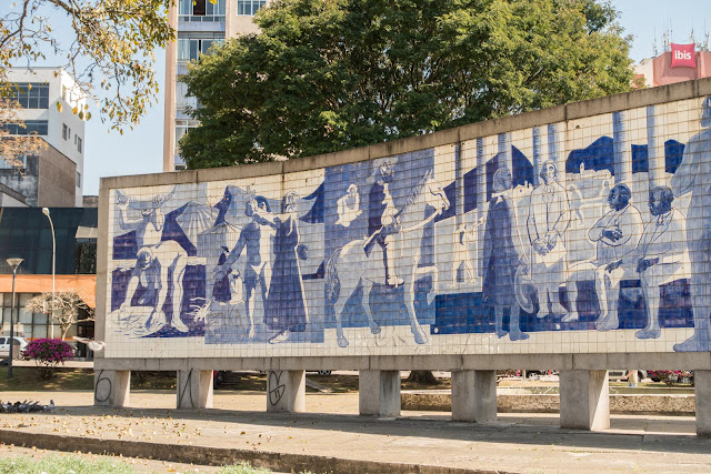 Painel de Poty Lazzarotto na Praça 19 de Dezembro em Curitiba