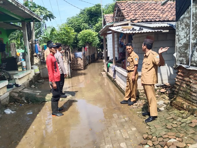 Bupati Serang Melalui Kadis Dinsos Berikan Bantuan Didampingi Muspika Kecamatan Tanara Monitoring Bencana Banjir