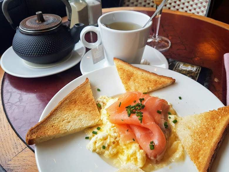 Café Beaugrenelle 內的挪威早餐