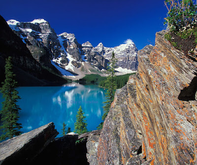 spectacular scenery of Moraine Lake